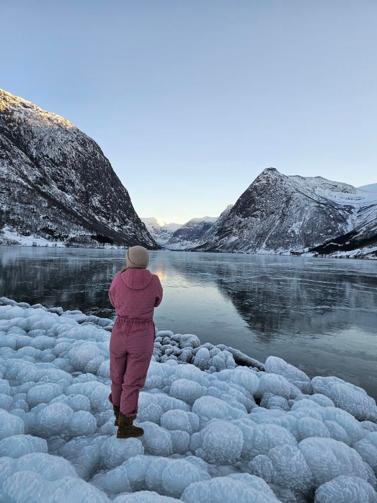 Heldrakt NORDBAEK Cosy Bay – vindtett damedrakt i resirkulerte materialer - Berry