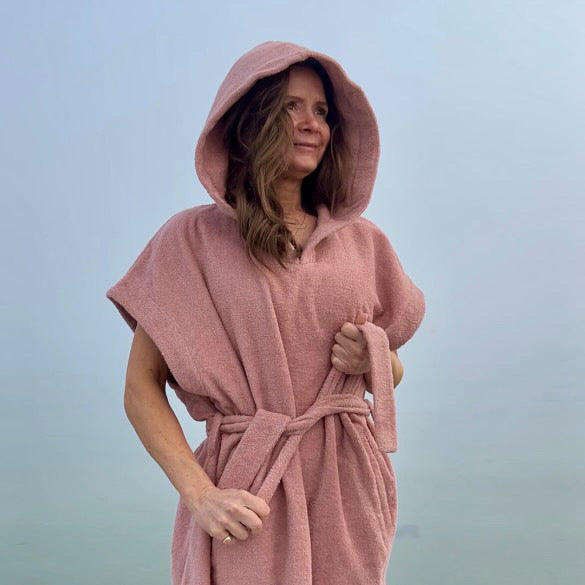 Badeponcho NORDBAEK Sun Dune - unisex med lommer og hette 100% bomull - Blush LONG