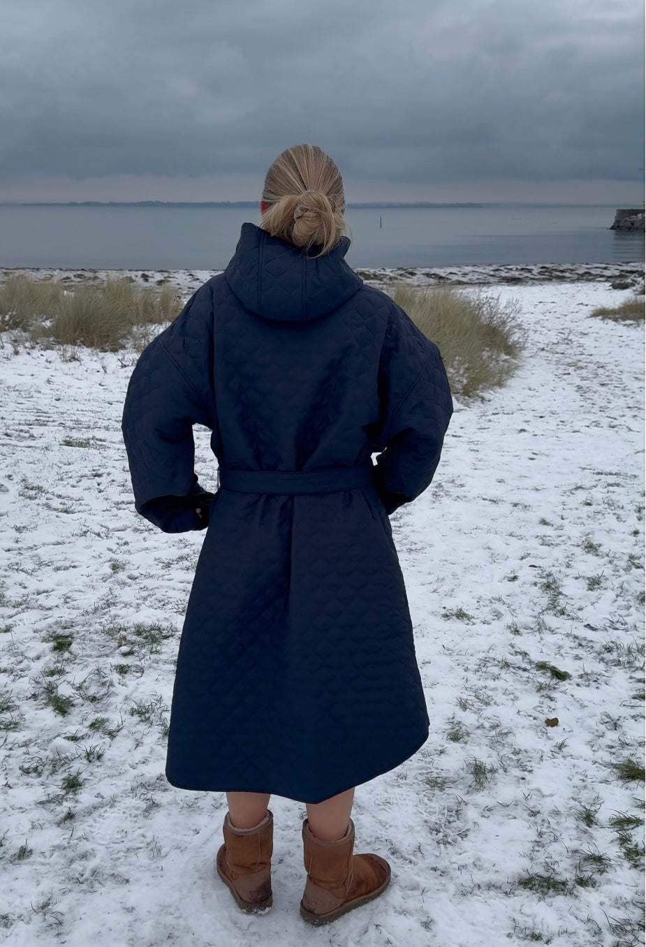 Skiftekåpe NORDBAEK Lazy Pool - klassisk unisex changing robe i vindtett Thermo Quilt - Navy