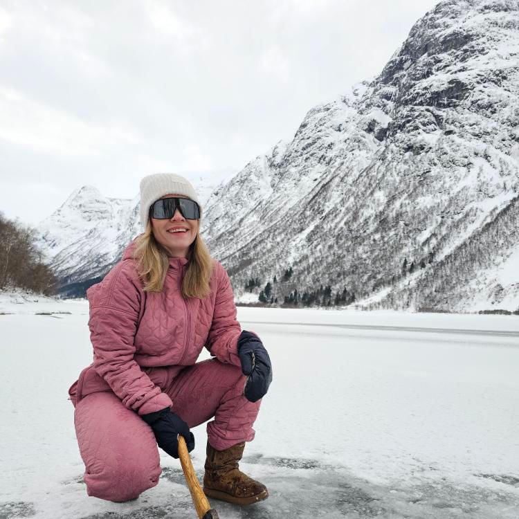 Heldrakt NORDBAEK Cosy Bay – vindtett damedrakt i resirkulerte materialer - Berry