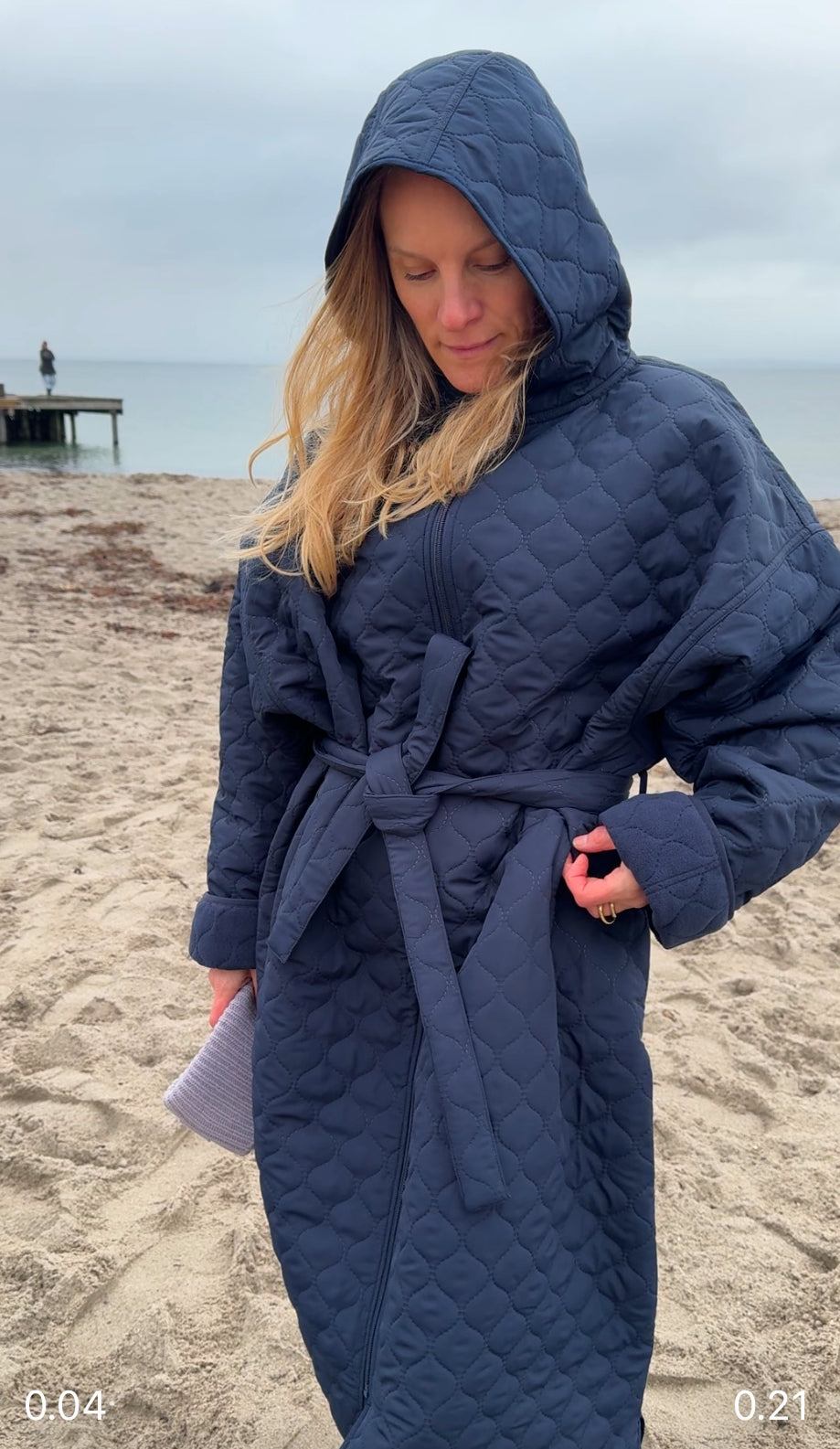 Skiftekåpe NORDBAEK Lazy Pool - klassisk unisex changing robe i vindtett Thermo Quilt - Navy
