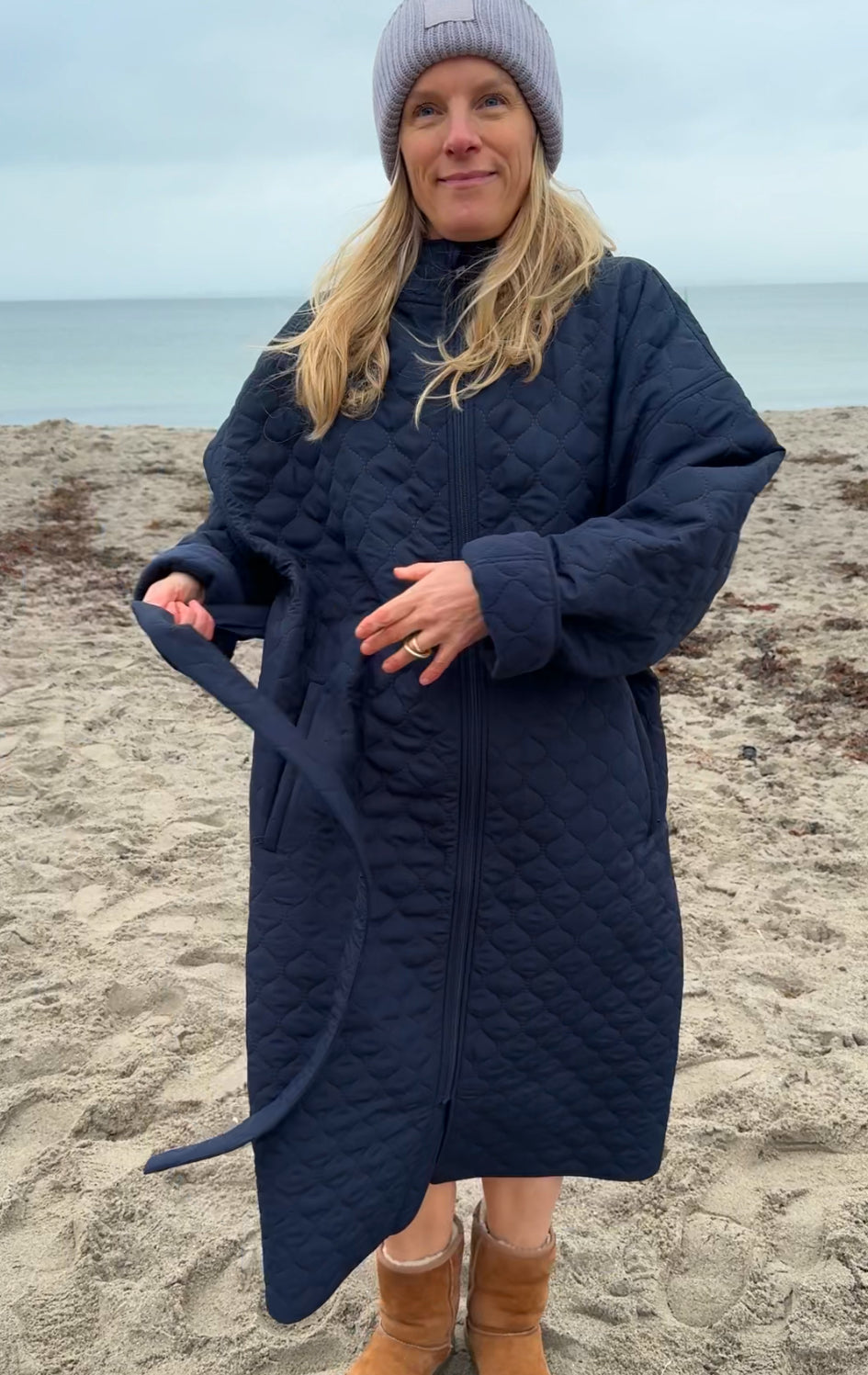 Skiftekåpe NORDBAEK Lazy Pool - klassisk unisex changing robe i vindtett Thermo Quilt - Navy