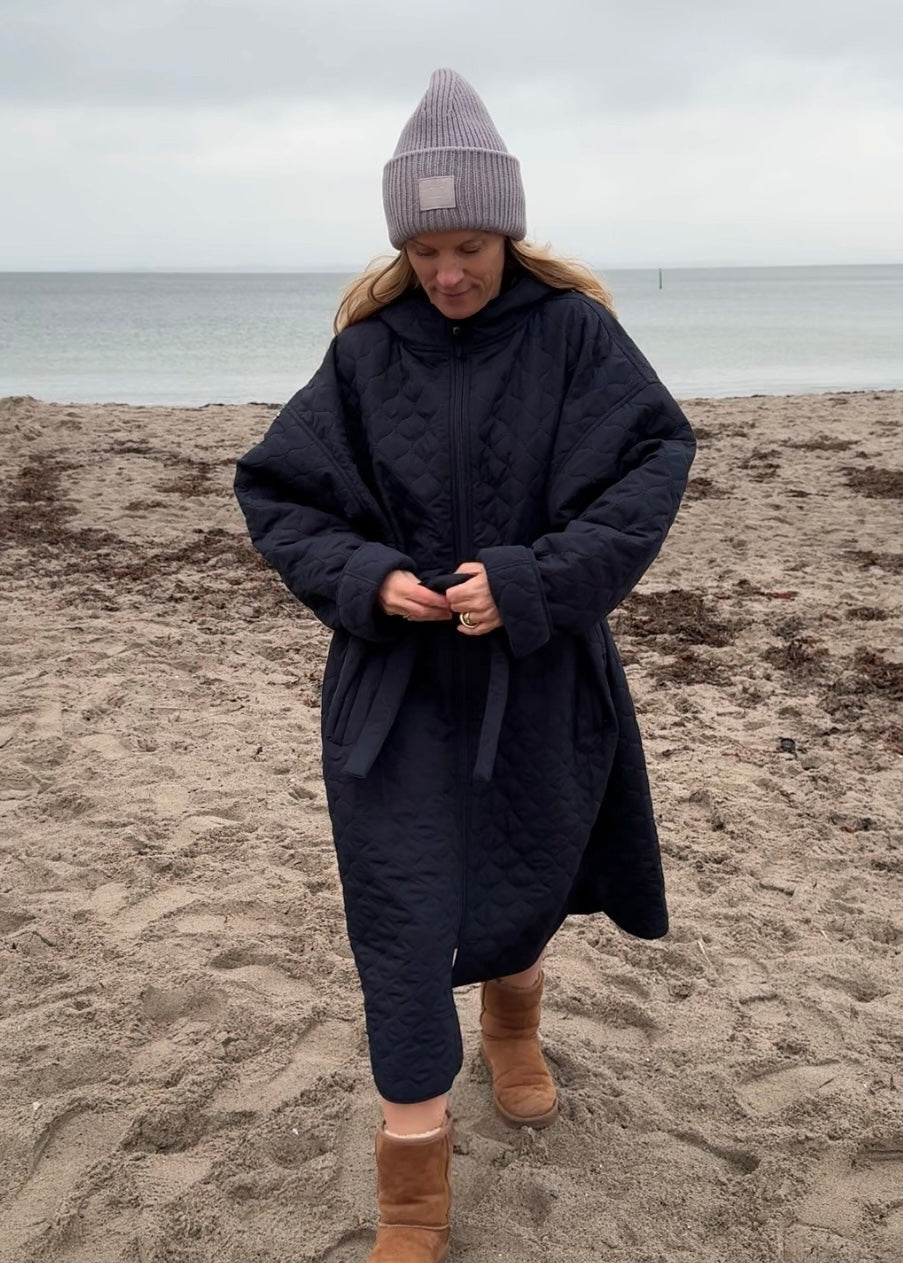 Skiftekåpe NORDBAEK Lazy Pool - klassisk unisex changing robe i vindtett Thermo Quilt - Navy