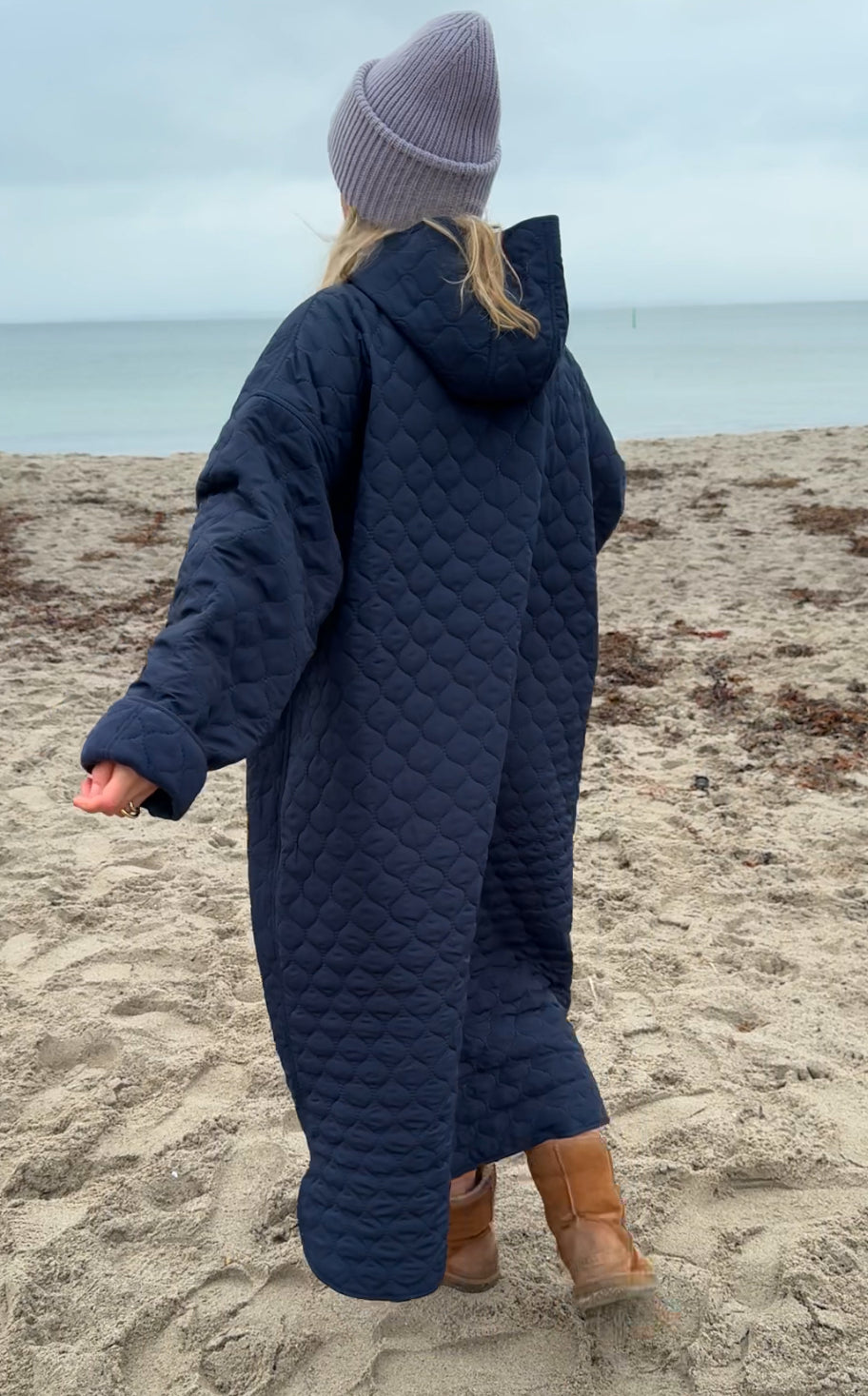 Skiftekåpe NORDBAEK Lazy Pool - klassisk unisex changing robe i vindtett Thermo Quilt - Navy