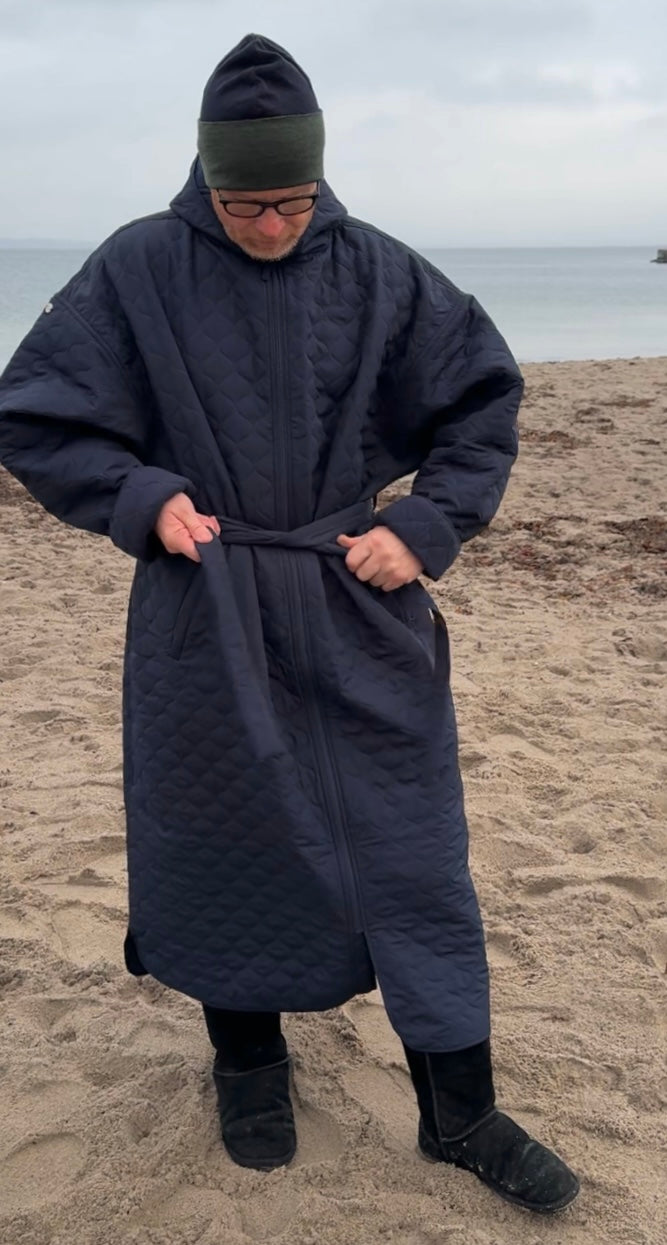 Skiftekåpe NORDBAEK Lazy Pool - klassisk unisex changing robe i vindtett Thermo Quilt - Navy