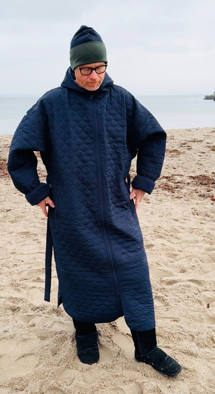 Skiftekåpe NORDBAEK Lazy Pool - klassisk unisex changing robe i vindtett Thermo Quilt - Navy