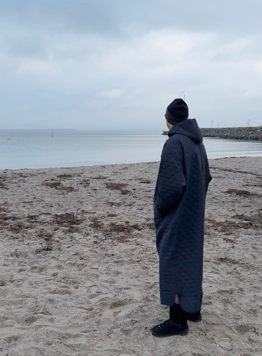 Skiftekåpe NORDBAEK Lazy Pool - klassisk unisex changing robe i vindtett Thermo Quilt - Navy