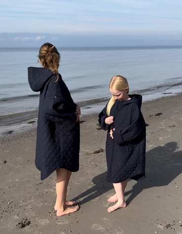 Skiftekåpe for børn NORDBAEK Easy Lagoon Kids - vindtett changing robe med 100 % oeko-tex bomull - Navy