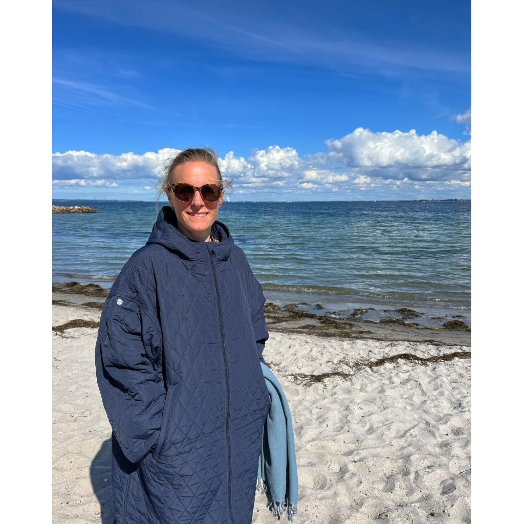 NORDBAEK Skiftekåpe NORDBAEK Lazy Pool - vindtett changing robe med 100% resirkulert fleece Skifte badekåpe Navy